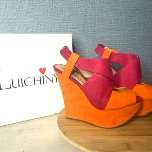 Women's suede-like fabric wedge heels.